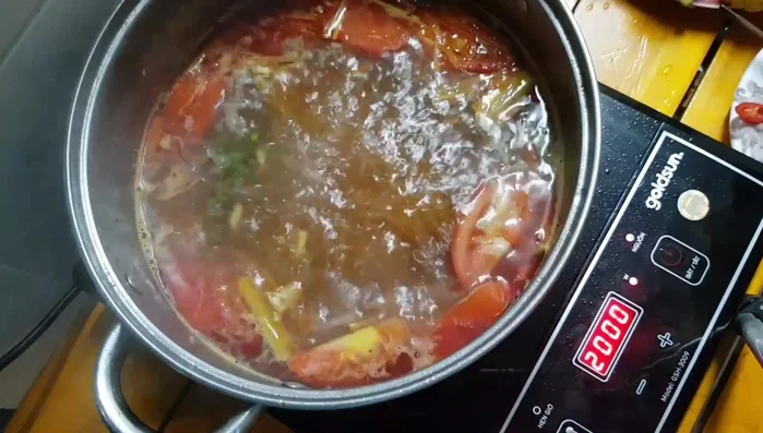 Cho củ cải trắng vào tạo độ ngọt.