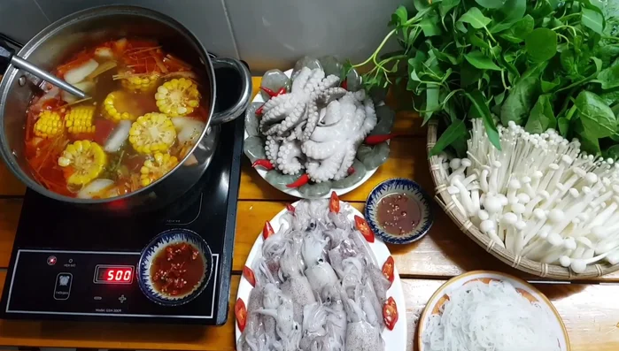 Thưởng thức lẩu với bún, nước chấm (nước mắm ớt) hoặc muối tiêu xanh.