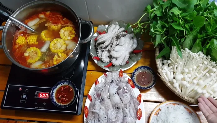 Cho mực, bạch tuộc, tôm vào nhúng chín.
