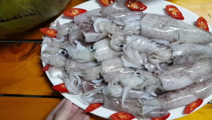 Sơ chế mực: làm sạch phần bụng, bỏ túi mực. Mực tươi không cần rửa kỹ.