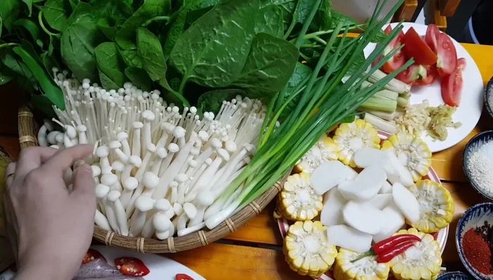 Chuẩn bị các nguyên liệu khác: rửa sạch rau, nấm, củ cải, sả, cà chua, tỏi, gừng.