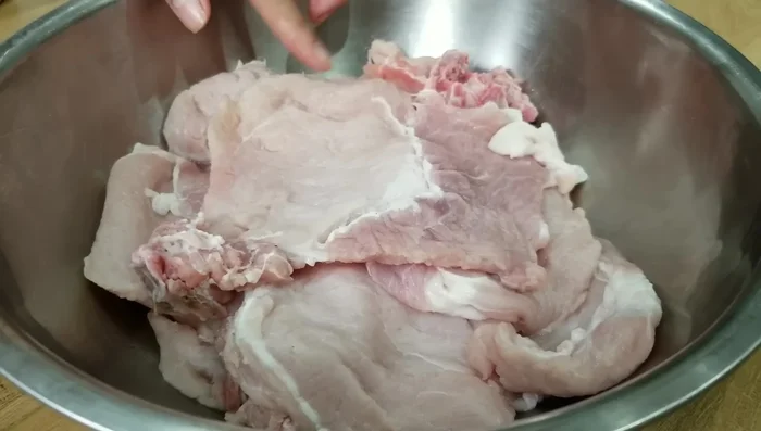Rửa sạch sườn cốt lết với muối và rượu trắng, để ráo nước. (42.76)