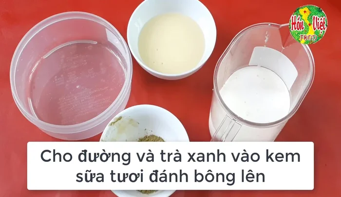 Đánh bông kem sữa tươi bằng máy đánh trứng hoặc phới lồng đến khi kem bông cứng và không chảy. (46.239, 126.719, 163.76)