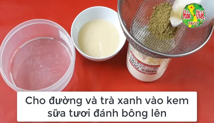 Cho trà xanh vào tô, dùng dây đánh trứng đánh đều để trà xanh không bị vón cục. (82.64)