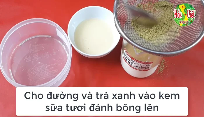 Thêm sữa đặc vào hỗn hợp trà xanh. (110.399)
