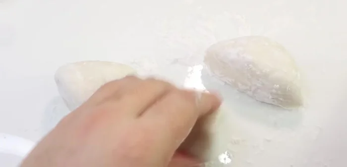 Chia bột thành 4 phần, viên thành sợi dài rồi cắt thành từng đoạn nhỏ.