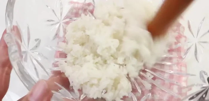 Dùng chày giã nhuyễn cơm nguội (hoặc dùng máy xay).