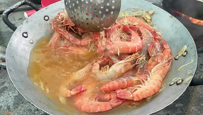 Luộc tôm khoảng 5 phút, đến khi tôm chín và cong lại.