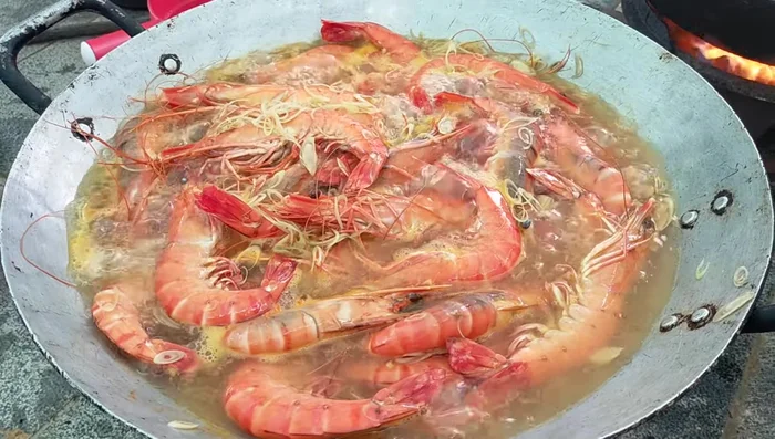 Tôm chín sẽ chuyển từ màu xanh sang màu vàng.