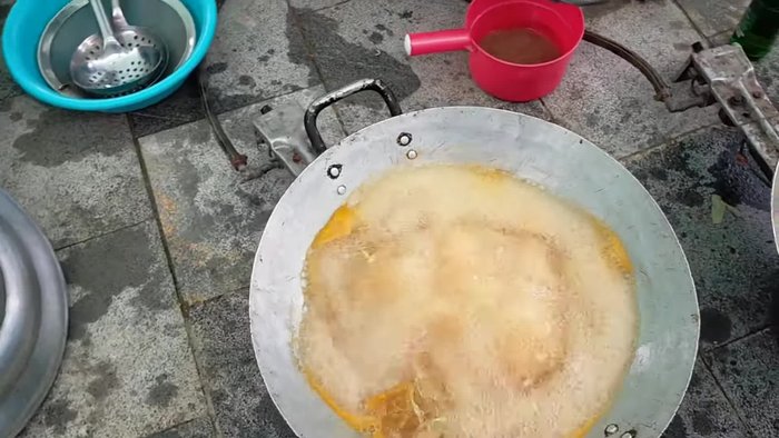 Chuẩn bị nguyên liệu: tôm sú, gừng, sả, bia, mì chính, tương ớt.