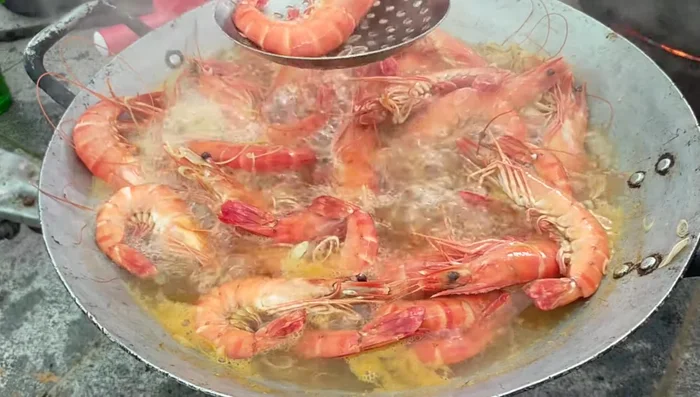 Kiểm tra độ chín của tôm: tôm nhỏ chín nhanh hơn tôm to.