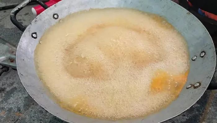 Đập dập gừng và sả.