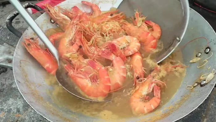Vớt tôm ra và thưởng thức.