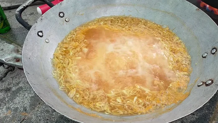 Cho gừng, sả, bia, mì chính vào nồi nước.