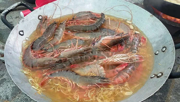 Nấu sôi nước.