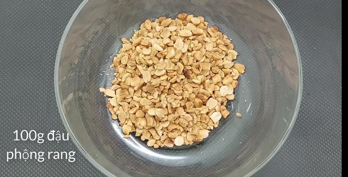 Trộn đều 100g đậu phộng rang giã nhỏ, 150g đường, 40g mè rang và 1 muỗng nhỏ muối.