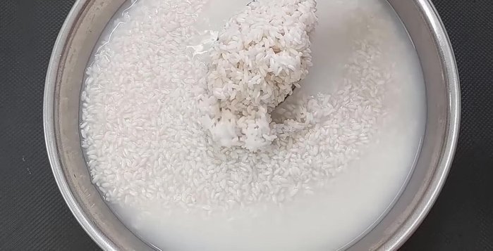 Sau khi ngâm đủ 2 giờ, đổ bỏ nước ngâm nếp.