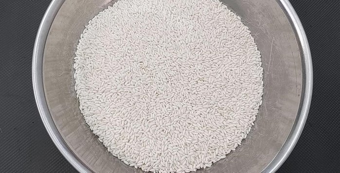 Vo sạch 1kg nếp và ngâm với 800ml nước trong 2 giờ. (Thêm 300ml nước cốt dừa vào ngâm cùng để xôi béo và thơm).