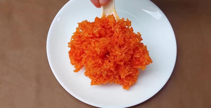 Hấp xôi cho đến khi chín, rồi cho đậu phộng muối mè lên trên cùng.