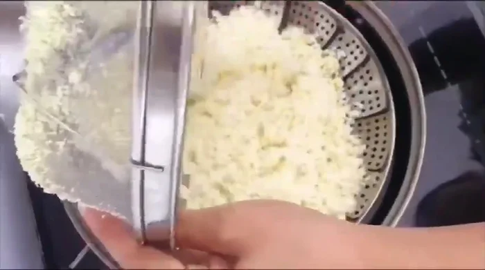 Hấp nếp đã trộn khoảng 30 phút, đảo đều sau 10-15 phút để nếp chín đều.