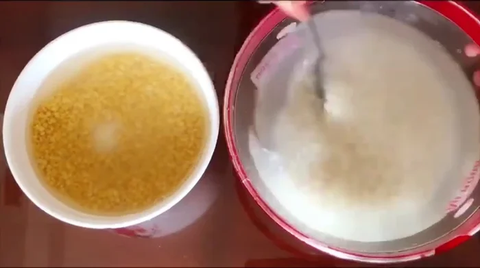 Vo sạch nếp và đậu xanh. Ngâm với 1/3 thìa muối trong 6 tiếng (hoặc ngâm nước ấm 2 tiếng).