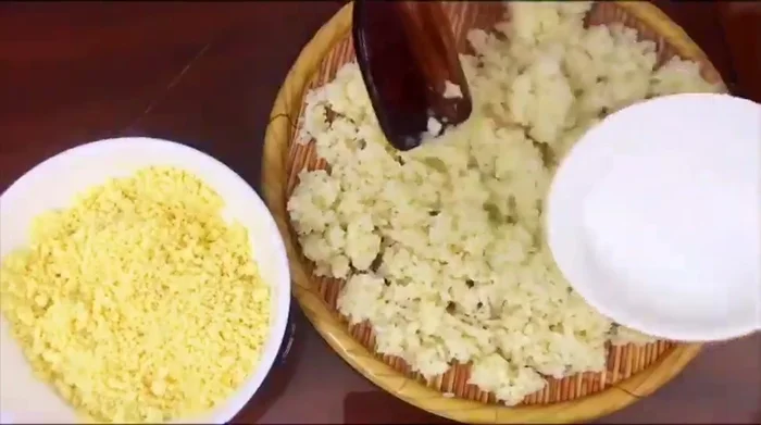 Dàn đều xôi ra, cho đường vào trộn đều theo khẩu vị.