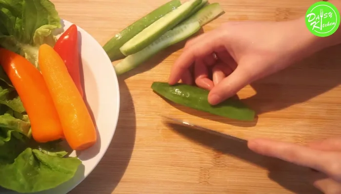 Làm nước chấm (Samjang): Trộn ớt đỏ Hàn Quốc, tương đậu nành Hàn Quốc, hành lá, hành tây băm, mật ong, dầu mè. Rắc mè rang lên trước khi dùng (466.8).