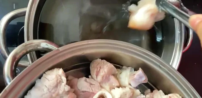 Hầm giò heo: Cho giò heo đã trụng vào nồi 3 lít nước lọc, ½ muỗng canh muối, sả, hành tây, hành tím nướng. Đun sôi, vớt bọt, để lửa vừa, mở nắp, nấu khoảng 40 phút.