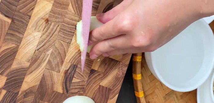 Cắt nhỏ rau nêm (hành tây, hành lá, rau răm). Ngâm hành tây vào nước để bớt hăng.