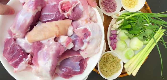 Chọn giò heo tươi, chặt miếng vừa ăn, rửa sạch với giấm và muối.