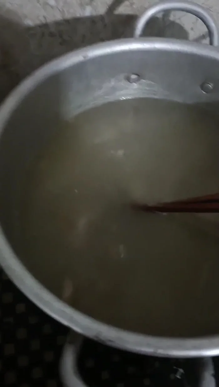 Vớt bớt xương ra khỏi nước dùng.