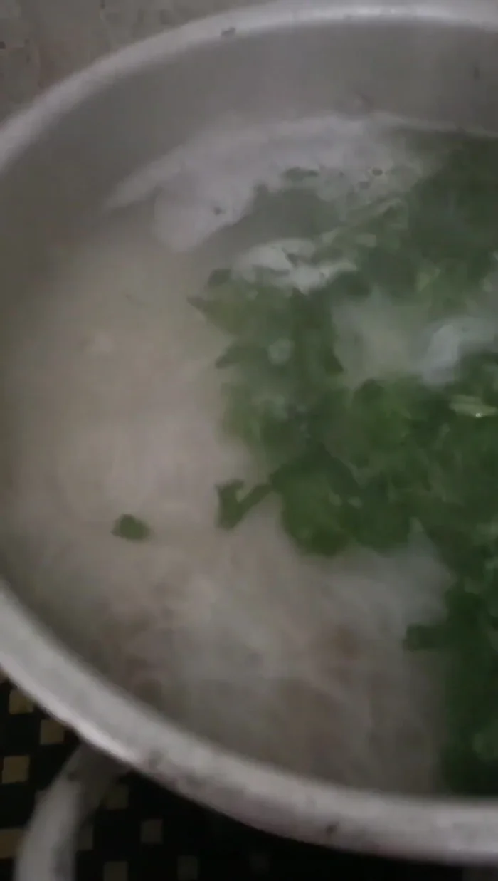 Tắt bếp, nêm nếm mì chính và nước mắm cho vừa ăn.