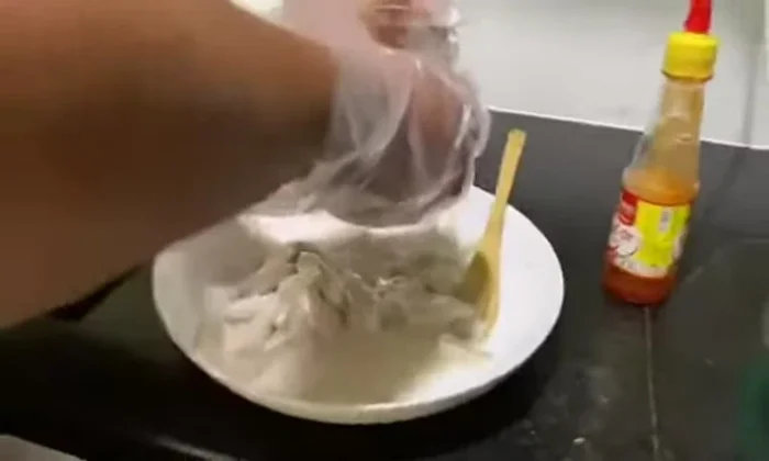 Sau 15 phút, vắt cho cá ráo nước cốt chanh.