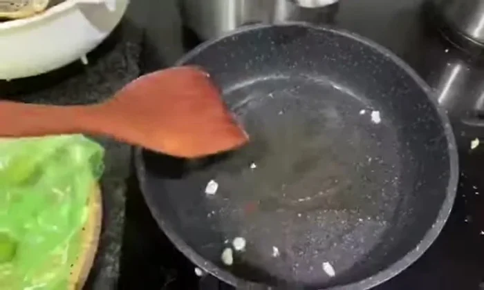 Làm nóng chảo, phi thơm hành tỏi.