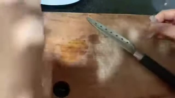 Lấy xương cá mai ra khỏi thân cá. Có thể dùng dao hoặc bóp nhẹ cá.
