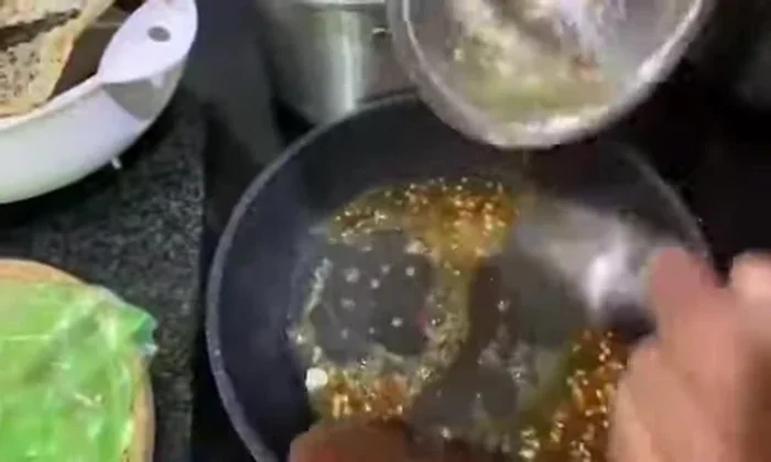 Thêm nước mắm vào chảo hành tỏi.