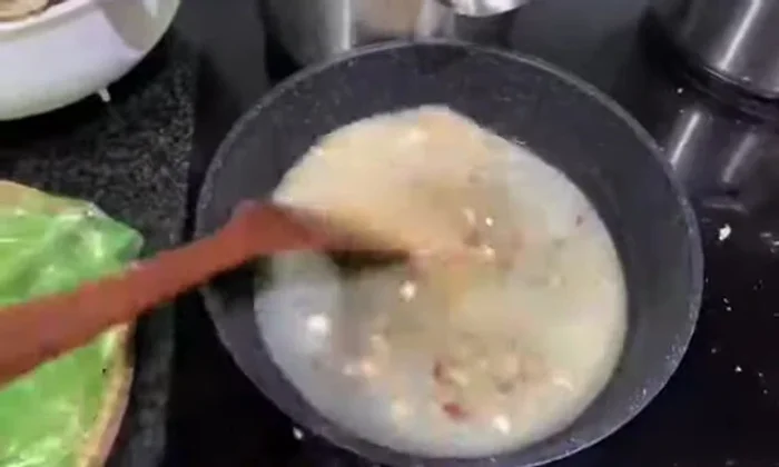 Cho hỗn hợp cá đã ướp vào chảo, trộn đều đến khi hỗn hợp sôi.