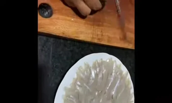 Làm sạch cá, loại bỏ phần da.