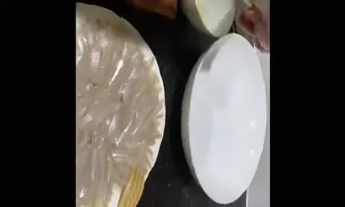 Trộn cá với nước cốt chanh để tái cá.