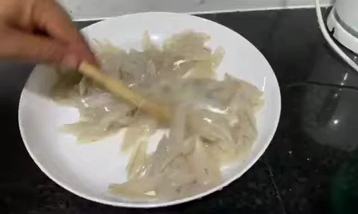 Thêm đường và muối vào hỗn hợp cá, trộn đều và để ủ trong 15 phút.