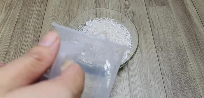 Ngâm bột bánh với nước trong 30 phút. (150.06)