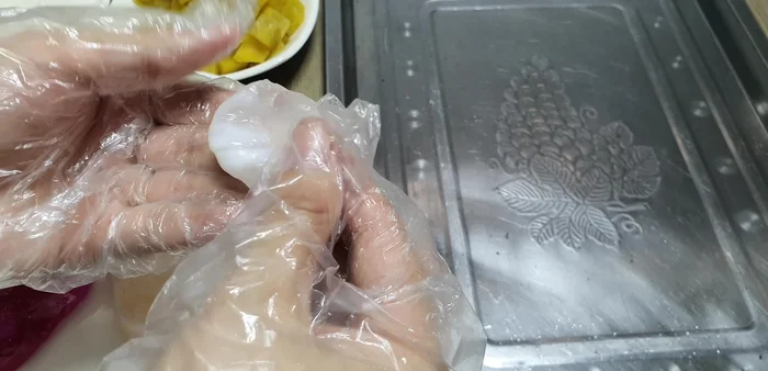 Để bột nguội. Lấy một lượng bột, cho khoai lang vào giữa, vo tròn thành viên. (272.3)