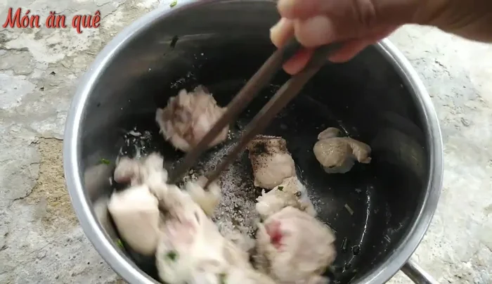 Thêm gia vị (muối, bột ngọt, tiêu, đường, hạt nêm) vào chảo, đảo đều.