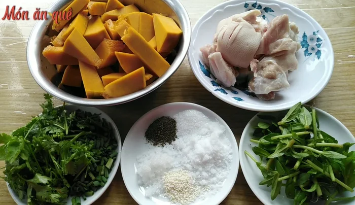 Rửa sạch bí đỏ, cắt khúc. Rửa sạch chân giò heo, chặt miếng vừa ăn.