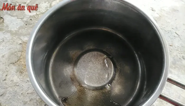 Cho dầu ăn vào chảo, đun nóng. Phi thơm hành tím băm nhỏ.
