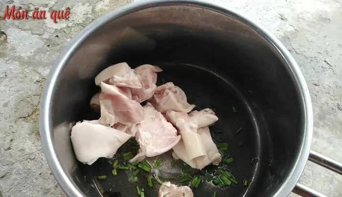 Cho chân giò heo vào chảo, xào cho săn lại.