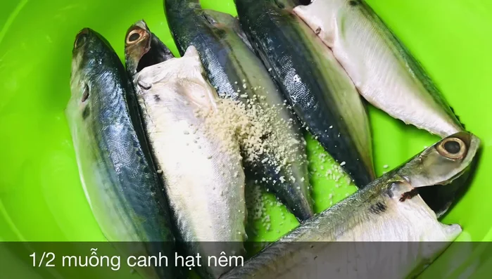 Ướp cá bạc má với 1 muỗng canh hạt nêm, nước gừng, hành tím băm, 3 muỗng canh nước mắm, 1 muỗng cà phê tiêu trong khoảng 15 phút. (118.46)