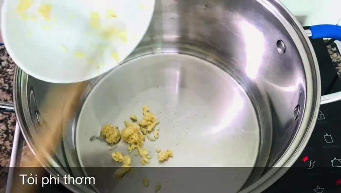 Cho ½ muỗng canh dầu ăn và 1 muỗng canh tỏi vào nồi, phi thơm. (154.7)