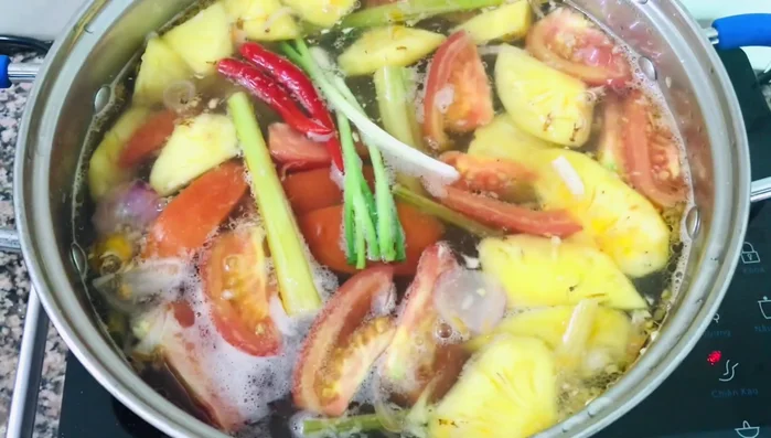 Nêm nếm gia vị: 1 muỗng canh đường, 1 muỗng cà phê muối, 1 muỗng canh hạt nêm, 2 muỗng canh nước mắm. (244.819)
