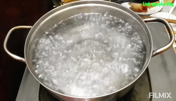 Đun sôi 1 lít nước, cho lươn vào.